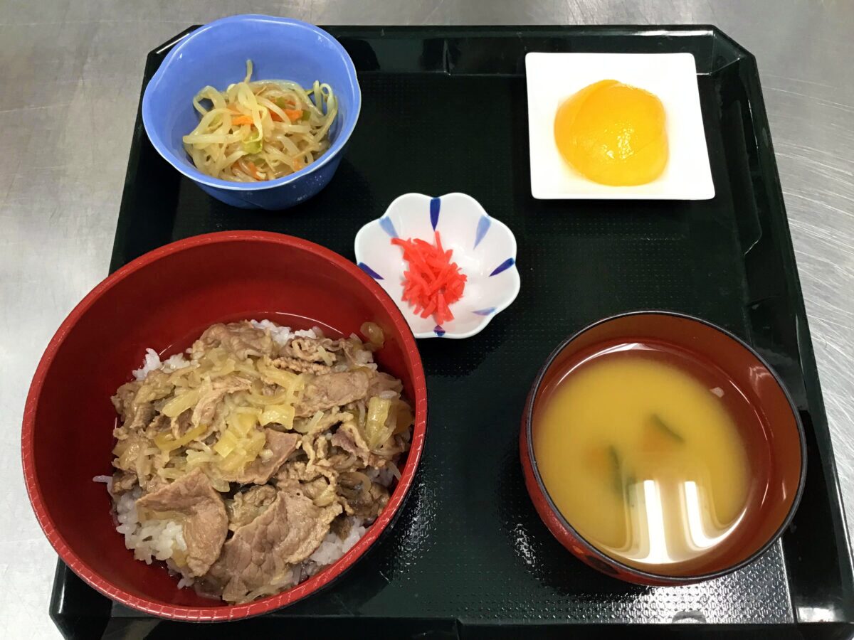 写真：給食 牛丼