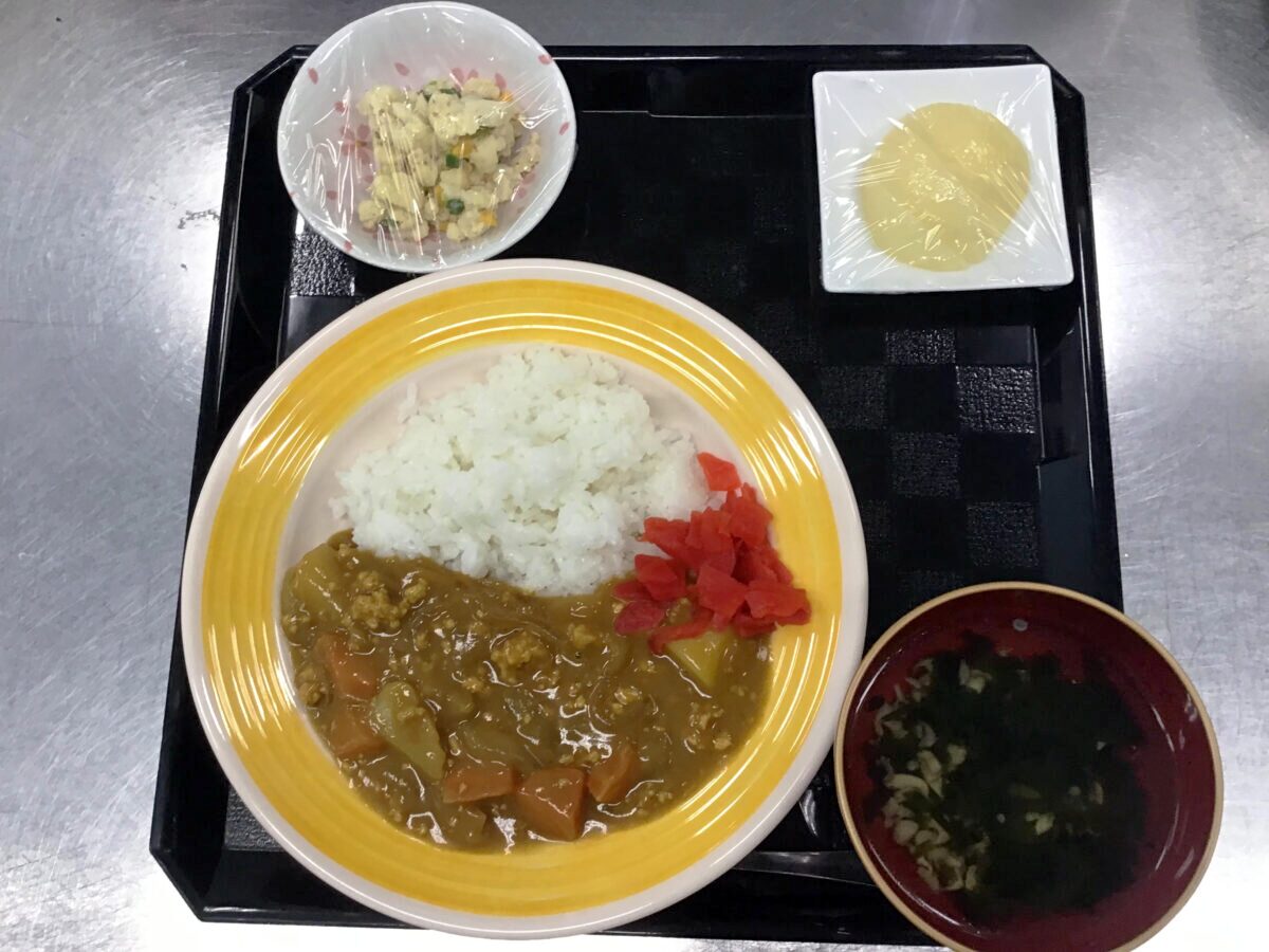 写真：給食 カレー