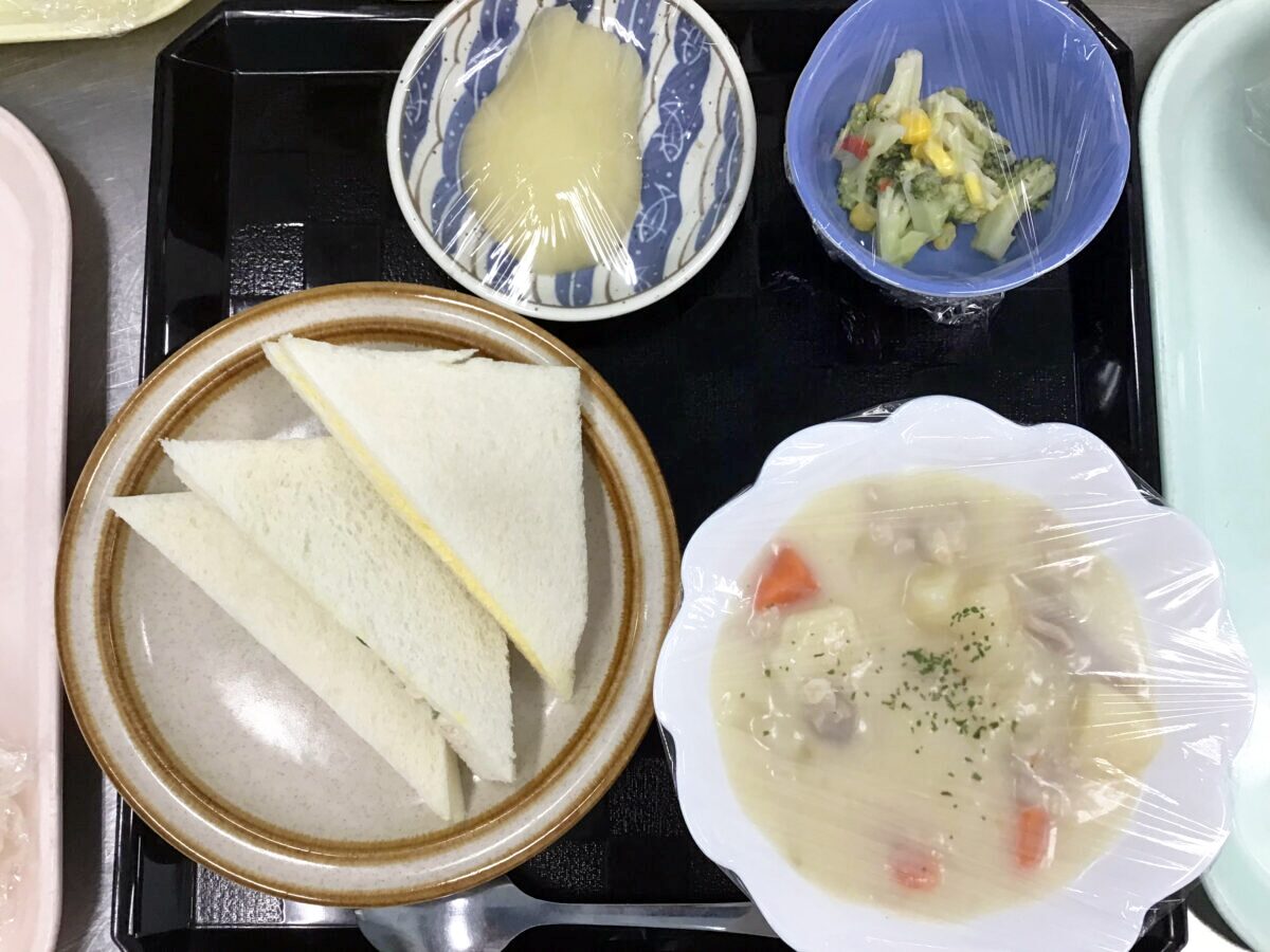 写真：給食 シチュー